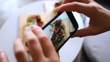 Kadın Elleri Akıllı Telefonla Kahvaltı Fotoğrafı Çekiyor