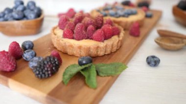 Sağlıklı vegan tatlısı. Taze böğürtlenli tart. Yakın çekim..