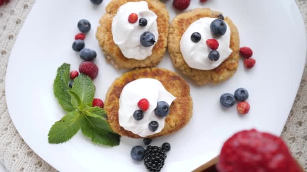 Veganské palačinky k snídani s čerstvými bobulemi. Zdravá výživa koncepce. — Stock video