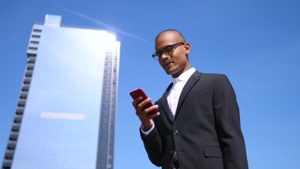 Uomo d'affari che utilizza il telefono cellulare all'aperto. Concetto aziendale e tecnologico . — Video Stock
