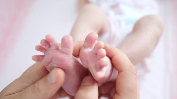 Stopy dziecka w rękach matek zbliżenie — Wideo stockowe