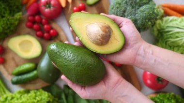 Dişi Eller Dilimlenmiş Avokado. Organik Vejetaryen Yemekleri.