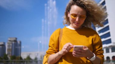 Mobil Dokunmatik Ekran Akıllı Telefonunda Uygulamalar Kullanan Genç Kadın.