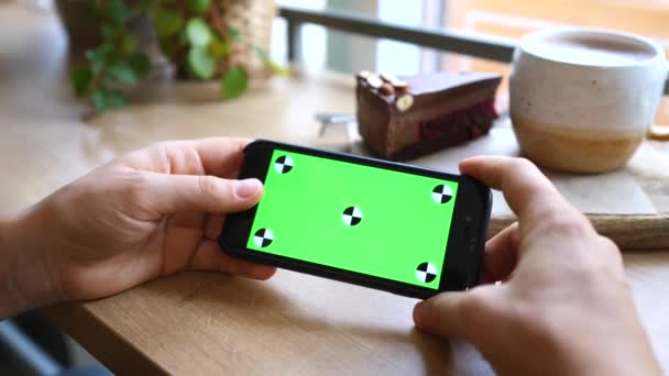 Kobiece ręce za pomocą aplikacji na telefon komórkowy z zielonym ekranem i kluczem Chroma. — Wideo stockowe