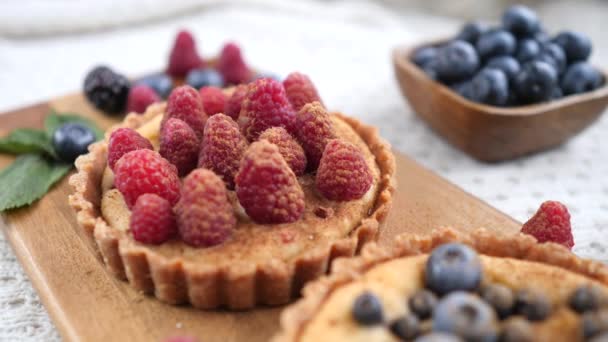 Cocinar tarta vegana con frambuesas frescas y arándanos . — Vídeos de Stock