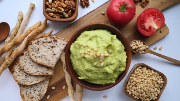 Guacamole Avocado saus en vers brood op tafel — Stockvideo