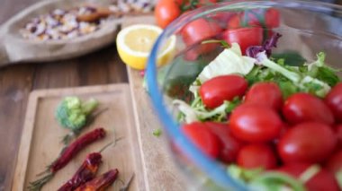 Tahta masada organik sebzelerle taze salata..