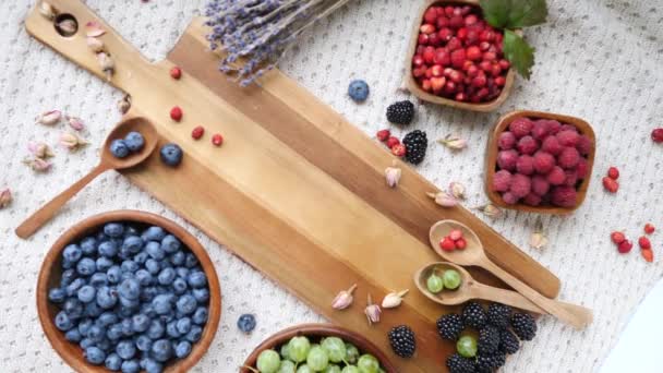 Змішані ягоди на столі з фоном вільного простору . — стокове відео