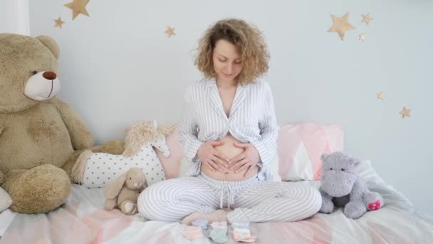 Πορτρέτο της ευτυχισμένης εγκύου που περιμένει το μωρό. — Αρχείο Βίντεο