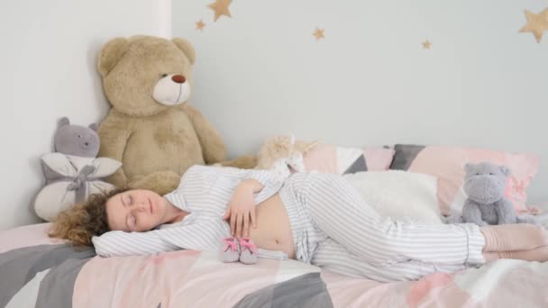 Embarazo, Descanso, Personas y Concepto de Expectativa - Mujer Embarazada Descansando en la Cama en Casa — Vídeos de Stock