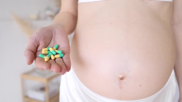 Belly terhes nő és a-vitamin tabletták a kezét. — Stock videók