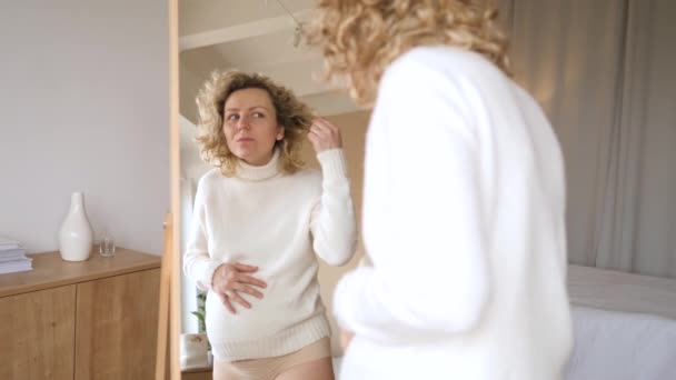 Upprörd gravid kvinna tittar i spegeln har hår och hudproblem under graviditeten. — Stockvideo