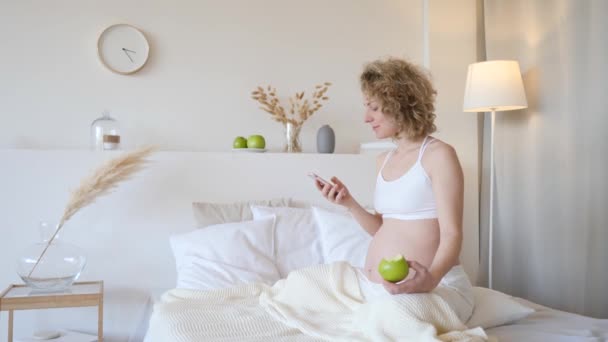 Concepto de Embarazo, Personas y Tecnología. Mujer embarazada usando Smartphone . — Vídeos de Stock