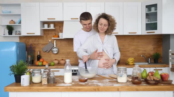 Pregnant Woman With Husband Cooking Together In Kitchen — Stock Video