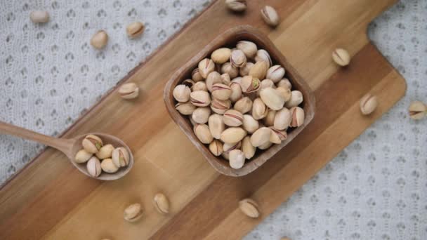 Superfood, concepto de nutrición saludable. Tuercas de pistacho crudas orgánicas sin sal . — Vídeos de Stock