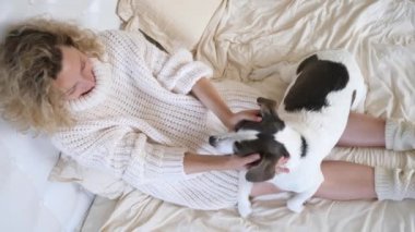 Hamile kadın köpekle dinleniyor. Mutlu Aile, Evcil Hayvanlar, Hamilelik Konsepti.
