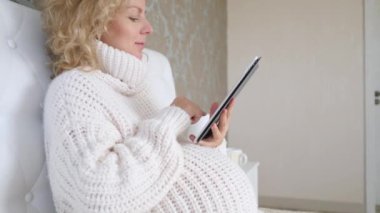 Evde Tablet Bilgisayarla Rahatlayan Hamile Kadın