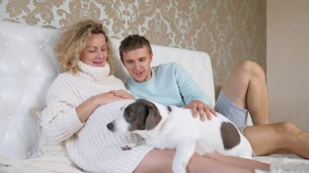 Lycklig gravid familj och hund hemma — Stockvideo