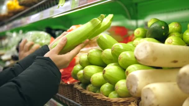 Női vásárlói kéz Zöldségek vásárlása a szupermarketben — Stock videók