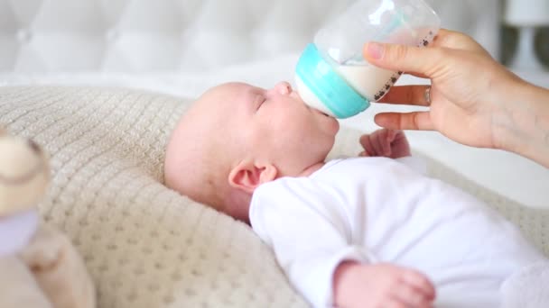 Primer plano de bebé comiendo leche fórmula de la botella. Concepto de alimentación artificial . — Vídeo de stock