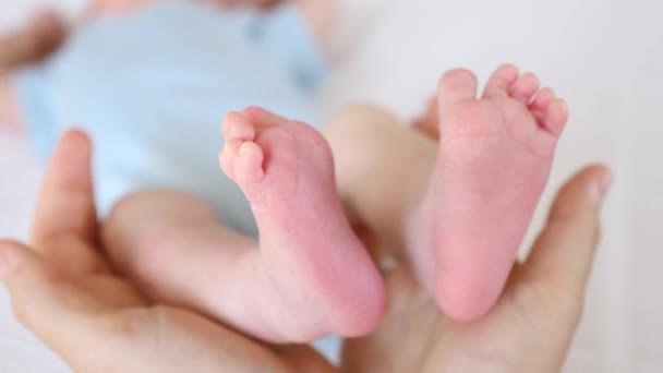 Gros plan de la mère tenant ses pieds de bébé — Video