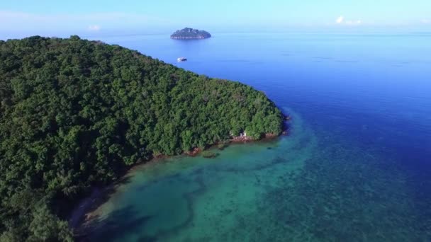 Vista aérea da bela ilha na Tailândia — Vídeo de Stock