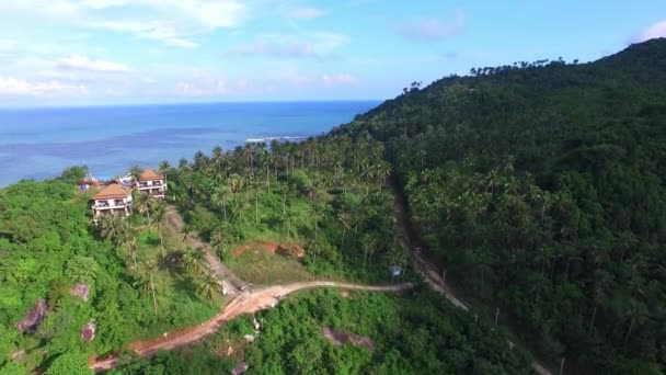 Vista aérea de la isla tropical rodeada de mar — Vídeo de stock