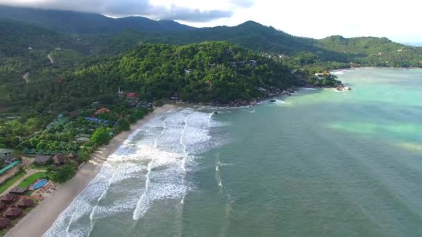 Vista aérea de la isla tropical con Paradise Beach y el mar. 4K . — Vídeos de Stock