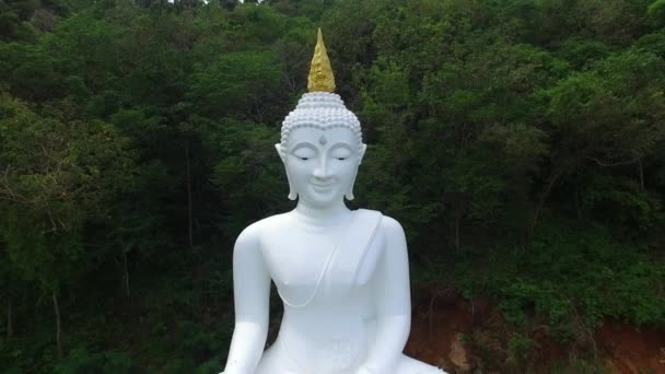 Vista aérea de la estatua de Buda blanco al aire libre — Vídeos de Stock