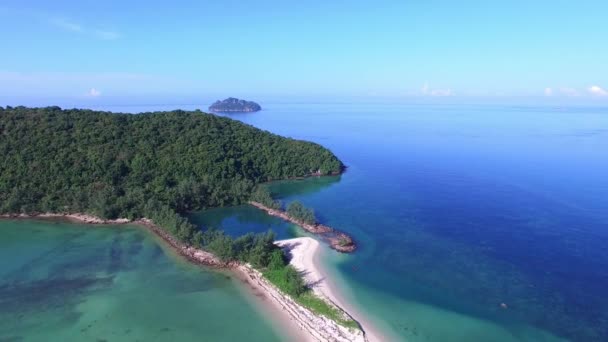 Вид с воздуха на остров Рай. Азиатская природа. 4K — стоковое видео