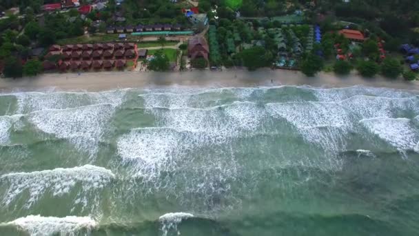 열 대의 섬에 바다 물결 이 있는 해변의 공중 사진 — 비디오