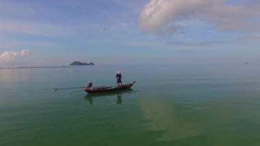 Tayland balıkçı teknesinde balıkçı görüntüsü