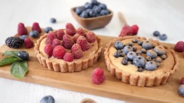 Taze böğürtlenli tart.