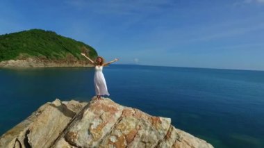 Mountain Peak 'te kollarını açmış tezahüratçı kadın. Hava Görünümü