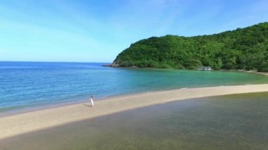 Cennet Kum Tüküren Beyaz Elbiseli Özgür Kadın. Havadan.