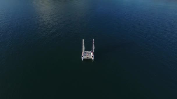 Vista aérea del catamarán en el mar desde el helicóptero — Vídeos de Stock