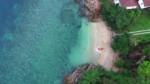 Vista aérea da ilha com bela praia — Vídeo de Stock