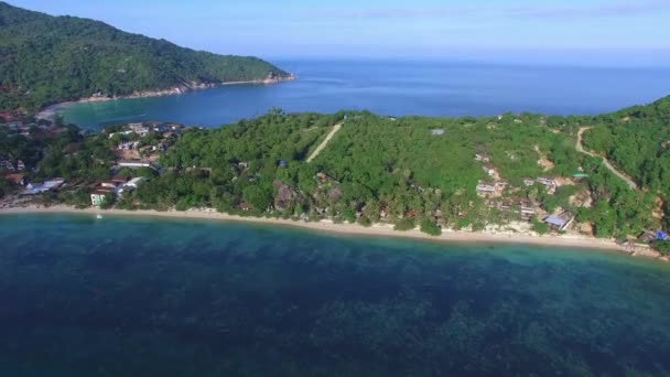 Luchtfoto van tropisch eiland — Stockvideo