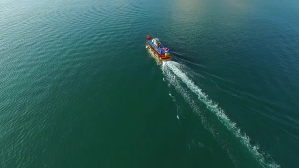 Повітряний вид на туристичний човен у морі — стокове відео