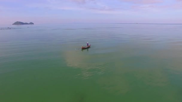 Aerial: Αλιεία ψαράδων με σκάφος στη θάλασσα — Αρχείο Βίντεο