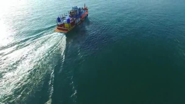 Aérea: Barco Turístico Navegando en Mar — Vídeos de Stock