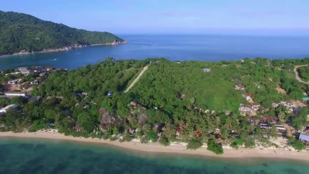 Vista aérea de la isla en el mar — Vídeos de Stock