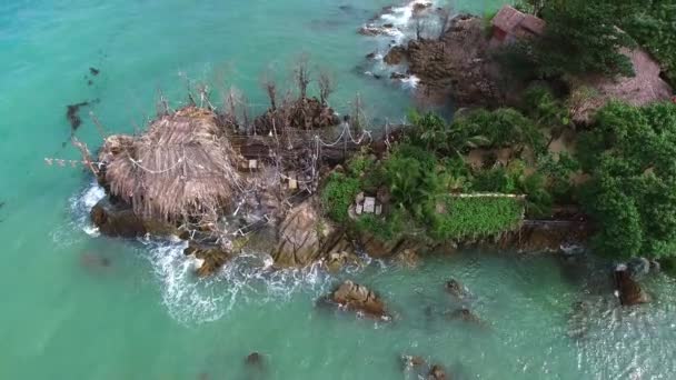 Вид с воздуха на бунгало на тропический пляж — стоковое видео