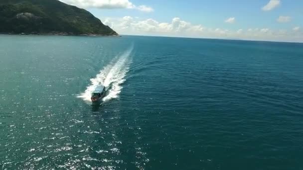 Boat with Tourists Sailing in Sea near Island. Aerial Bird Eye View. — Stock Video