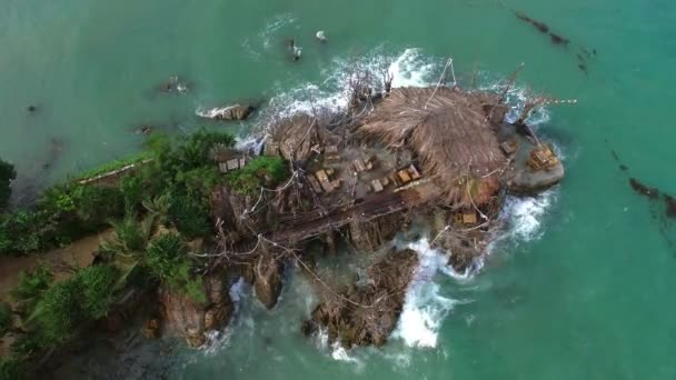 Vista aérea: Restaurante Praia Rodeado pelo Mar — Vídeo de Stock