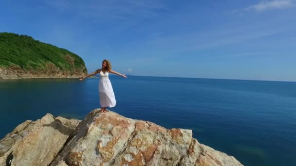 Joven mujer fresca en vestido blanco en la cima de la montaña — Vídeo de stock