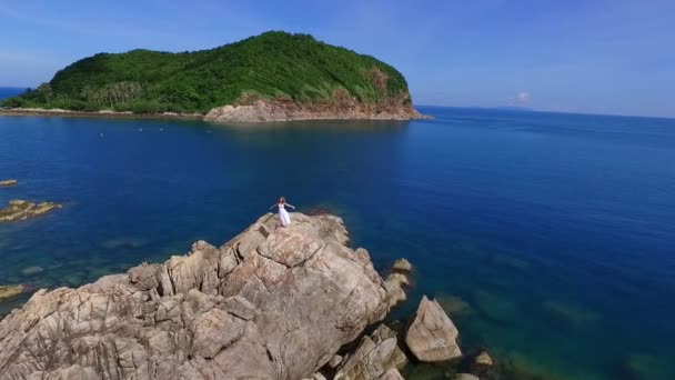 Vue Aérienne : Jeune Femme Insouciante à Bras Ouverts Sur Le Pic De Montagne 
