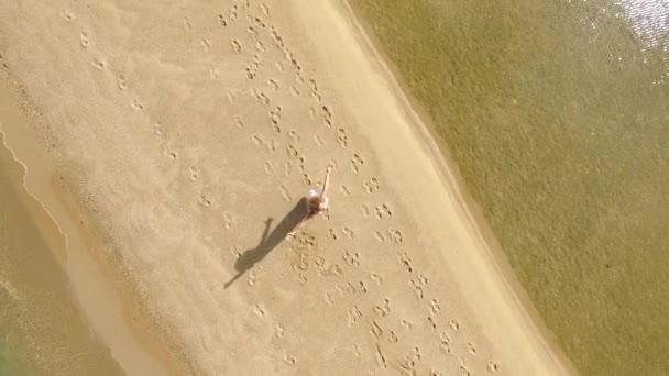 Aérienne : Liberté Jeune Femme Avec Les Bras Levés Sur La Plage .