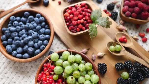 Bayas maduras y dulces en tazón sobre mesa de madera. Alimentación saludable . — Vídeos de Stock