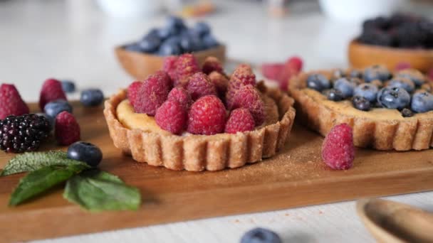 Gezond dessert. Glutenvrije Veganistische Tartlets met frambozen en bosbessen. — Stockvideo